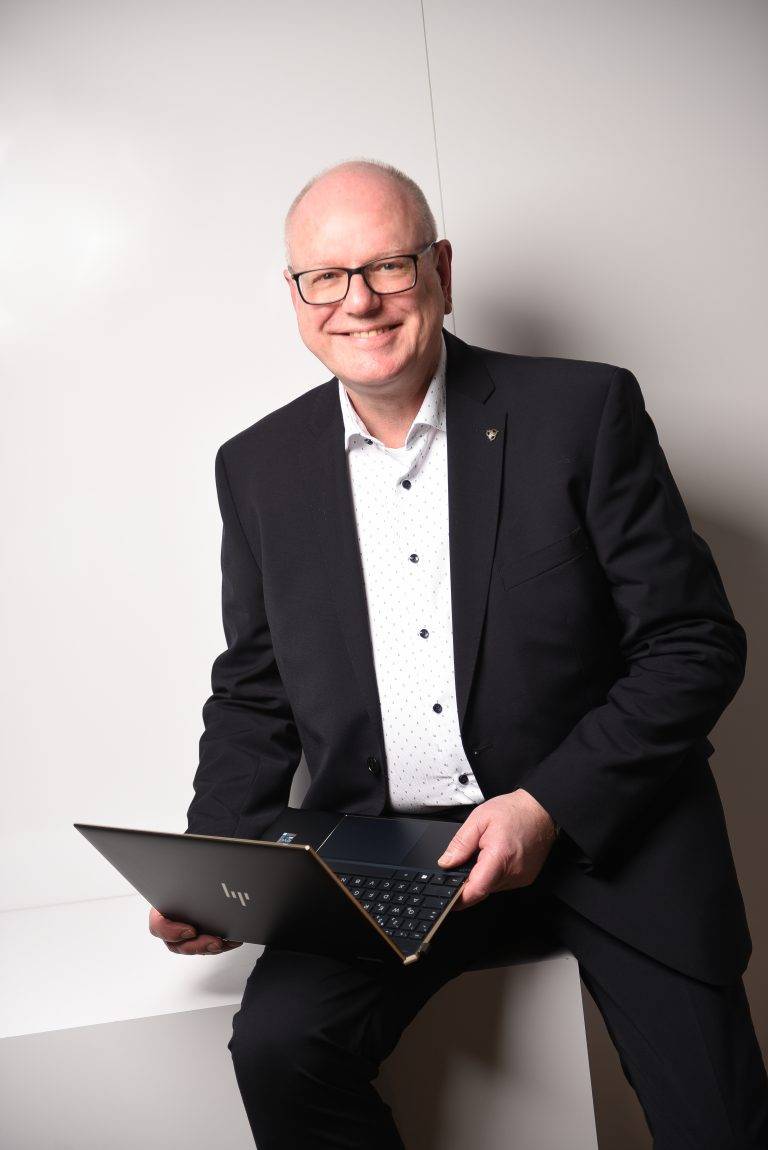 Ralf Droste mit Laptop &ndash; Controller und Excel-Experte zeigt praxisnahe Datenl&ouml;sungen f&uuml;r KMU.
